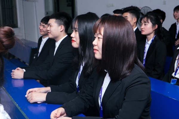 女生学软件开发好吗?探讨女性在IT行业的优势与挑战