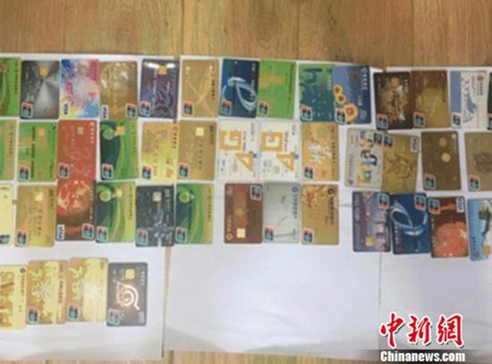 警方缴获的涉案银行卡